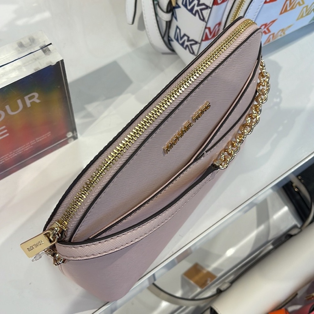 MICHAEL KORS
Jet Set Travel Medium Dome Crossbody Bag
Powder Blush 
NWT - Picture 6 of 16